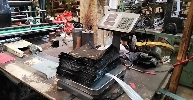 নিষিদ্ধ পলিথিন উৎপাদনের দায়ে চার প্রতিষ্ঠানকে জরিমানা