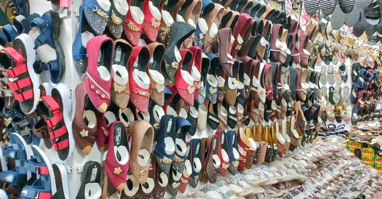 ভৈরবের পাইকারি মার্কেটে জমে উঠেছে পাদুকা বেচাকেনা