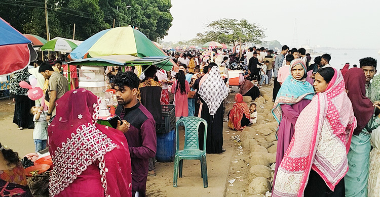 ভৈরবের ত্রি-সেতু এলাকায় দর্শনার্থীদের ভিড়