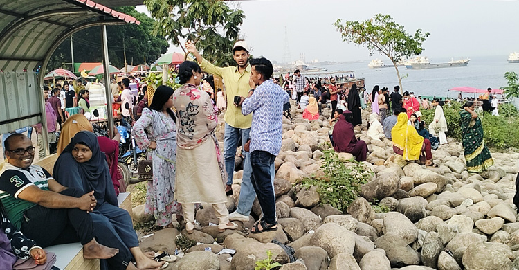 ভৈরবের ত্রি-সেতু এলাকায় দর্শনার্থীদের ভিড়