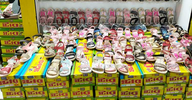 ভৈরবের পাইকারি মার্কেটে জমে উঠেছে পাদুকা বেচাকেনা