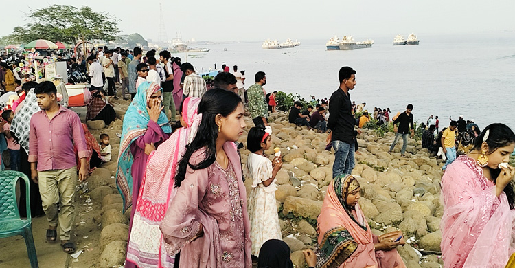 ভৈরবের ত্রি-সেতু এলাকায় দর্শনার্থীদের ভিড়