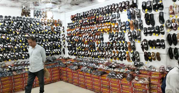 ভৈরবের পাইকারি মার্কেটে জমে উঠেছে পাদুকা বেচাকেনা