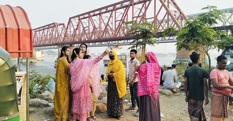 ভৈরবের ত্রি-সেতু এলাকায় দর্শনার্থীদের ভিড়