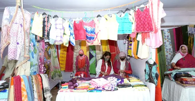 বাংলা একাডেমিতে চলছে বৈশাখী মেলা, বসেছে ১৬০ স্টল 