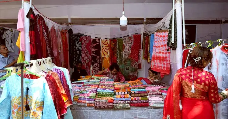 বাংলা একাডেমিতে চলছে বৈশাখী মেলা, বসেছে ১৬০ স্টল 