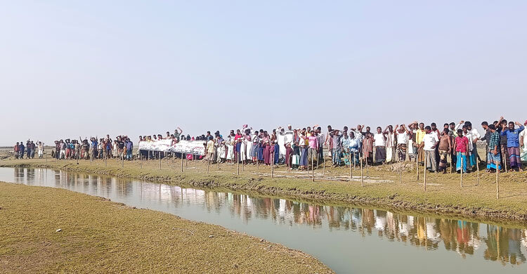 ভোলায় গৃহ ও ভূমিহীন পরিবারের সদস্যদের বিক্ষোভ
