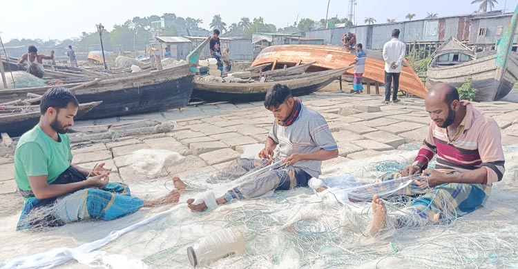 ভোলার মেঘনা ও তেঁতুলিয়া নদীতে সব ধরনের মাছ শিকারের ওপর দুই মাসের নিষেধাজ্ঞা দেওয়া হয়েছে। শনিবার (১ মার্চ) মধ&zwnj;্যরাত থেকে শুরু হওয়া এ নিষেধাজ্ঞা চলবে ৩০ এপ্রিল পর্যন্ত