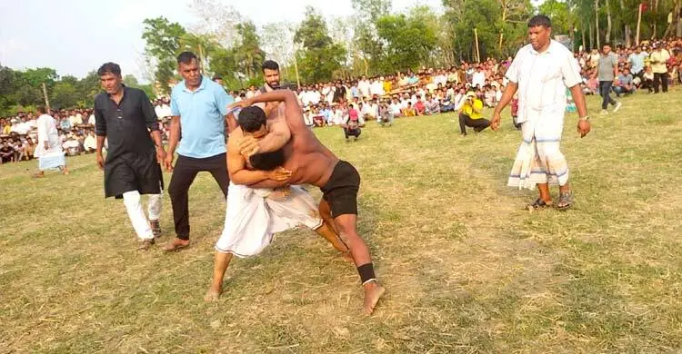 মিরসরাইয়ে বলী খেলা দেখতে মানুষের ঢল