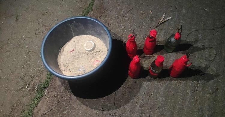 মোহাম্মদপুরে ৬ পেট্রোলবোমা ও ৪ ককটেল উদ্ধার