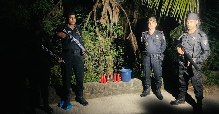 মোহাম্মদপুরে ৬ পেট্রোলবোমা ও ৪ ককটেল উদ্ধার