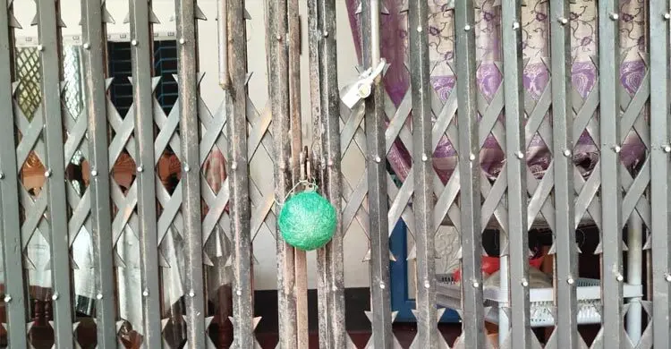 বাড়ির গেটে ঝুলানো ছিল ‘বোমাসদৃশ’ তিন বস্তু, এলাকায় আতঙ্ক