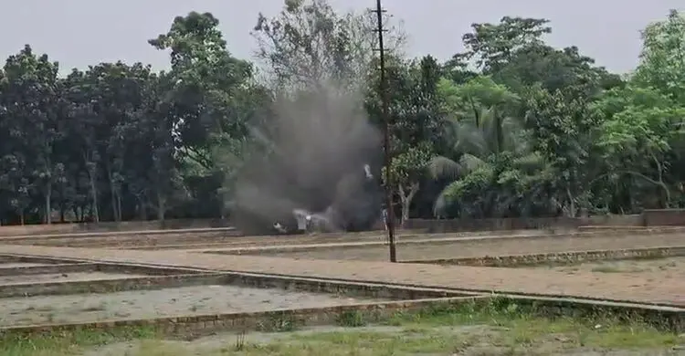 আশুলিয়ায় প্রেসার কুকার আকৃতির বোমা উদ্ধার, নিষ্ক্রিয় করলো ডিএমপি
