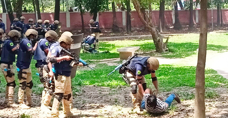 রমনা পার্কে হঠাৎ গুলি-বোমা, পরে সিটিটিসির বোম্ব ডিজপোজাল