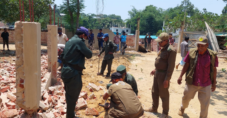 কক্সবাজারে পাহাড় কেটে স্থাপনা নির্মাণ, উচ্ছেদ করলো প্রশাসন