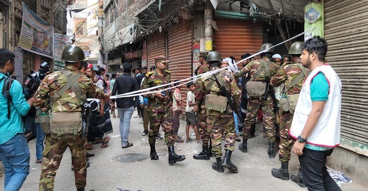 উৎসুক জনতা সামলাতে সেনা মোতায়েন, উদ্ধারকাজ ব্যাহত