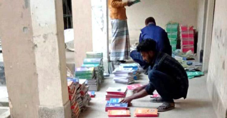 কেজি দরে বিক্রির সময় ১১ মণ সরকারি বই জব্দ