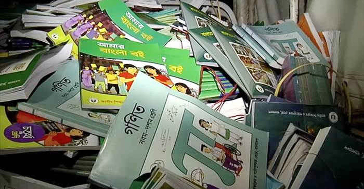 গোডাউনের পাশে পড়ে ছিল এক বস্তা নতুন বই