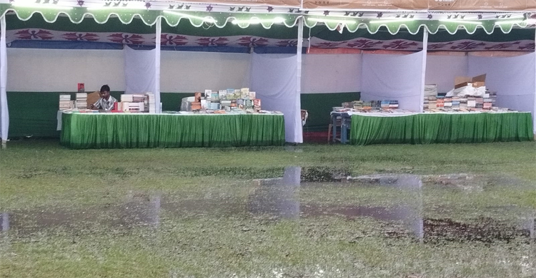 কাঁদা-পানিতে বই বিক্রি, ক্রেতা-বিক্রেতাদের অসন্তোষ