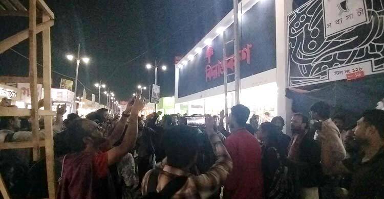 লেখককে বের করে দেওয়ায় বামপন্থি ছাত্র সংগঠনগুলোর বিক্ষোভ