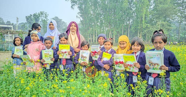 নতুন বই পেয়ে উচ্ছ্বসিত শিক্ষার্থীরা