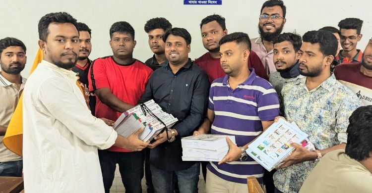 জবি কেন্দ্রীয় গ্রন্থাগারে বই দিলো ছাত্রদল