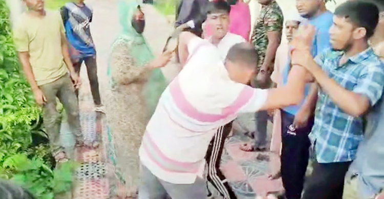 বরগুনায় পুলিশ সদস্যকে প্রকাশ্যে মারধর, মোবাইলে ভিডিও ধারণ