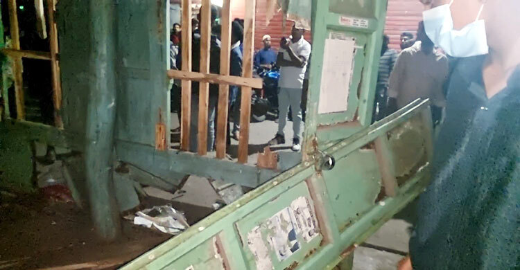 বরগুনায় আওয়ামী লীগ ও সাবেক এমপি শম্ভুর কার্যালয় ভাঙচুর