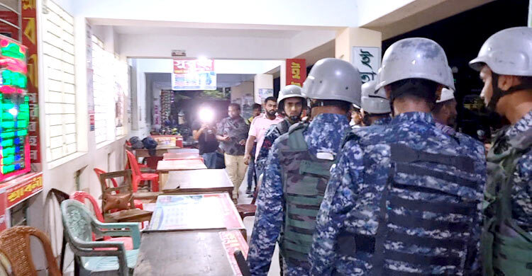 টার্মিনালে নৌবাহিনীর অভিযান, পালালেন টিকিট বিক্রেতারা