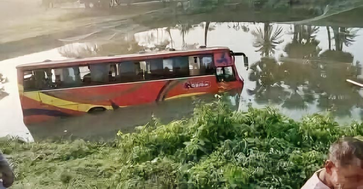 বরগুনার আমতলী উপজেলায় নিয়ন্ত্রণ হারিয়ে একটি যাত্রীবাহী বাস পুকুরে পড়েছে। চালক ঘুমিয়ে