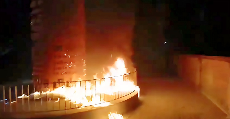 পেট্রোল বোমার আগুনে পুড়লো জুলাই শহীদ স্মৃতিস্তম্ভ