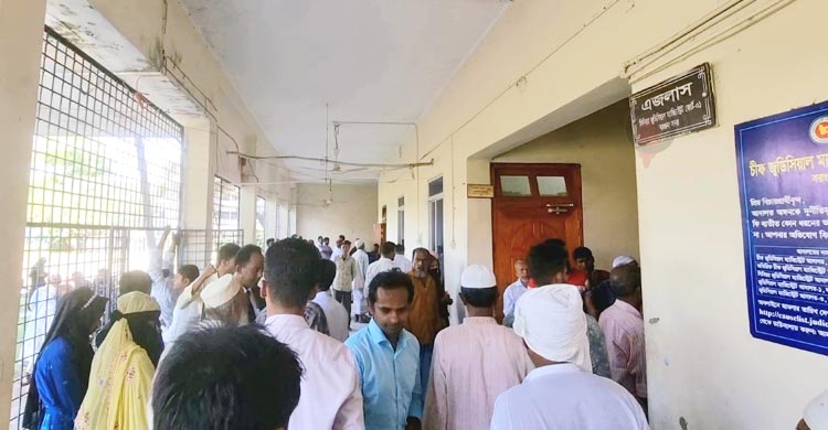 এজলাস ভাগাভাগি করে চলছে বিচারকাজ, বাড়ছে মামলা জট