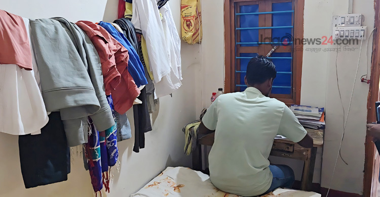 ছাত্রাবাসের অভাবে নিরাপত্তাহীনতায় ১২০০ শিক্ষার্থী