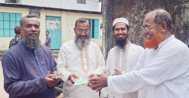 কুড়িয়ে পাওয়া সোয়া লাখ টাকা মাইকিং করে ফেরত দিলেন ব্যবসায়ী