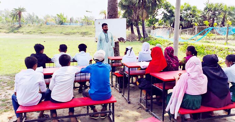 ঝড়ে উড়ে গেছে বিদ্যালয়ের টিনের চাল, খোলা আকাশের নিচে চলছে পাঠদান