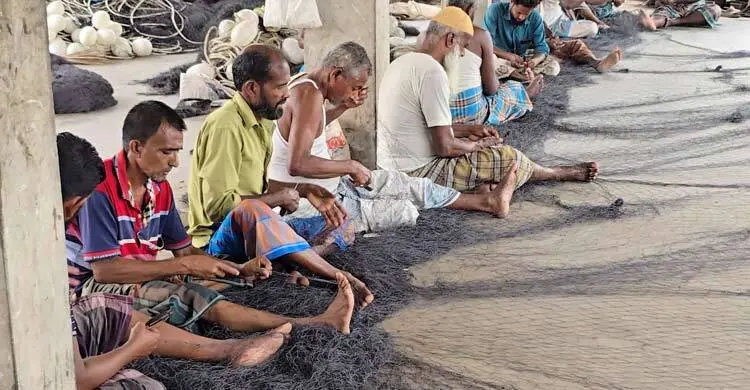 সিন্ডিকেটের জালে জেলেদের ডিজেল