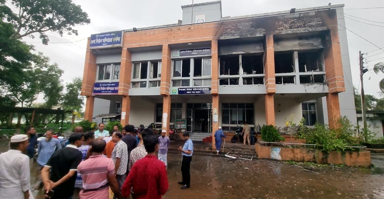 বরগুনায় নির্বাচন অফিসে আগুন