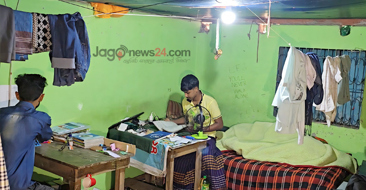 ছাত্রাবাসের অভাবে নিরাপত্তাহীনতায় ১২০০ শিক্ষার্থী