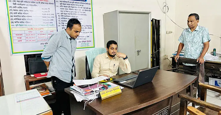 ভূমি অফিসে নামজারির আবেদন পেন্ডিং থাকায় দুই কর্মকর্তাকে শোকজ