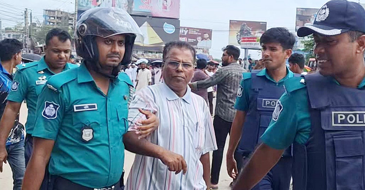 বক্তব্য শেষে ‘জয় বাংলা’ স্লোগান, ধরে পুলিশে দিলেন আন্দোলনকারীরা