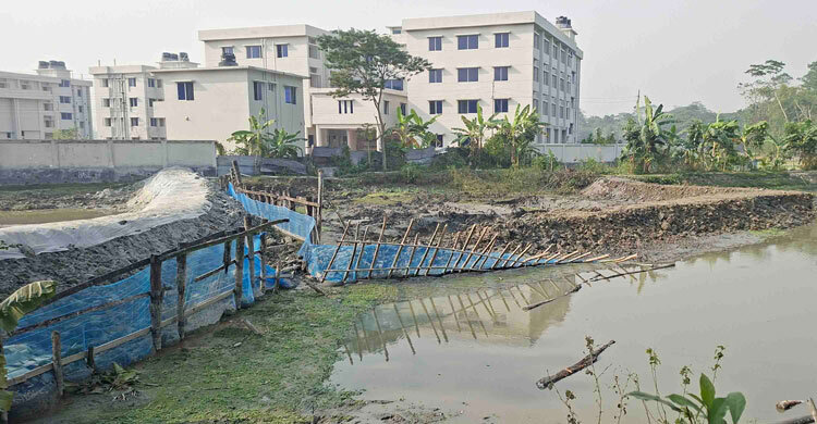 সরকারি জায়গা দখল করে বালু ভরাট প্রভাবশালীর