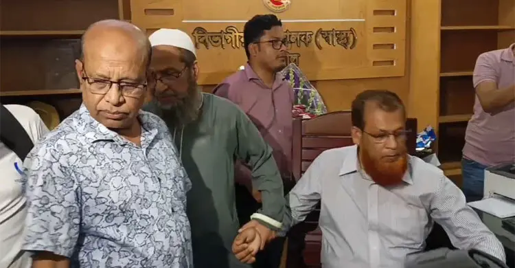 ‘জুলাই বিরোধী’ আখ্যা দিয়ে স্বাস্থ্য পরিচালককে বের করে দিয়ে কক্ষে তালা