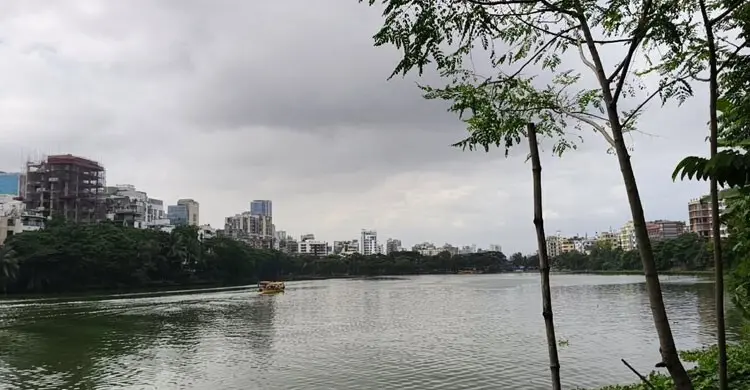 শ্রাবণের প্রথম দিন: মেঘ-রোদ-বৃষ্টির লুকোচুরিতে ফিরলো চেনা বর্ষার রূপ