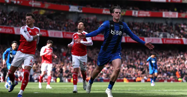 Arsenal title hopes hit by Bournemouth defeat