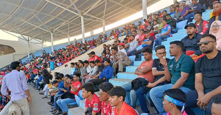 স্টেডিয়ামের ভেতরে-বাইরে উৎসবের আমেজ