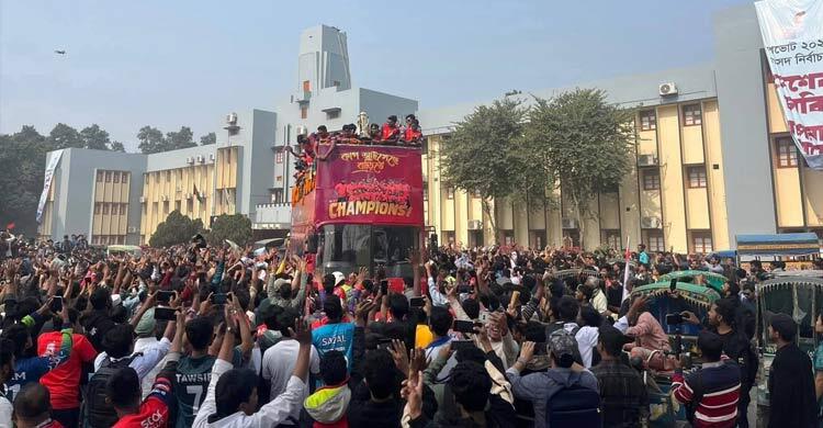 ছাদখোলা বাসে রাজশাহী ওয়ারিয়র্সকে বরণ, উৎসবে মাতলো নগরী