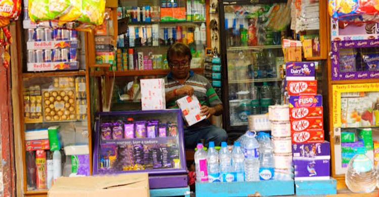 অন্য পণ্য না কিনলে মেলে না সয়াবিন তেল