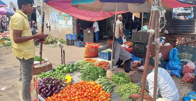 বরিশালে কমেছে সবজির দাম