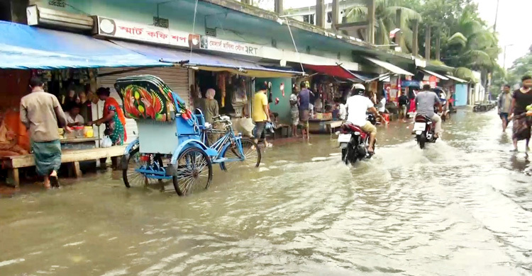 টানা বৃষ্টিতে হাঁটুপানিতে বরিশাল নগরীর বিভিন্ন সড়ক