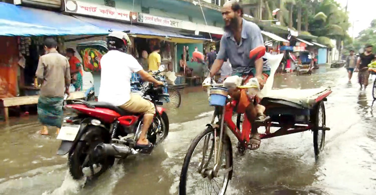 টানা বৃষ্টিতে হাঁটুপানিতে বরিশাল নগরীর বিভিন্ন সড়ক